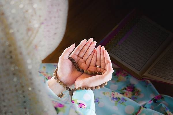 سهارنې حدیث ❣️🥀

رسول الله ﷺ فرمايې؛
الله ج ته زیات محبوب یا خوښ هغه څوک دی چـــې همیشــه یـــې د الله ج په ذکر ژبــــه لمـــده وي!