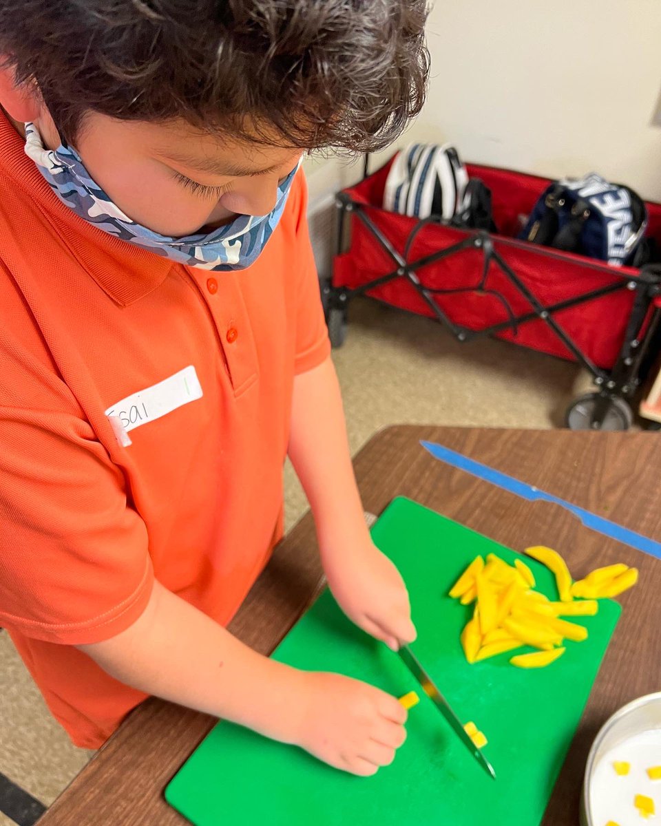 DGESTigers's tweet photo. We are making FRESH NOODLES! for our East Asian Noodle Soup 🍜 Ask your students teacher about coming to volunteer during their Kids Cook! class 

Estamos haciendo TALLARINES FRESCOS! Para nuestra sopa con tallarines del este de asia 🍜

#KidsCook #DualLanguage #ElementarySchool https://t.co/pKr4Vt7AFp