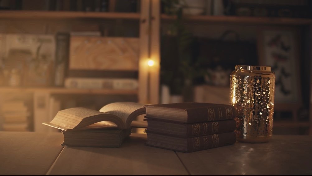 wa__arts's tweet photo. يأتي رمضان في موعده كل عام 
يأتي بحاله لا يتغير، ولكنه يتغير علينا بتغيرنا، بتغير أماكننا، بتغير عاداتنا وأفكارنا. يأتي رمضان وقد تبدلت علينا الأيام وتجاربها، ومهمة عيشه تحتاج خطة في كل دورة له. يعدنا رمضان أن يبقى رمضانا فقط، أما مهمة إحياء ما يحمله لنا متروكة علينا. https://t.co/hzG2BLscyf