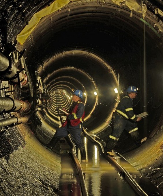 ttrockeng's tweet photo. Staff from the #TetraTechRockEngineering group carrying out tunnel sidewall mapping #RockMechanics #TetraTech #LeadingwithScience #RockEngineering #Tunnels https://t.co/Z4e2j5th8Z