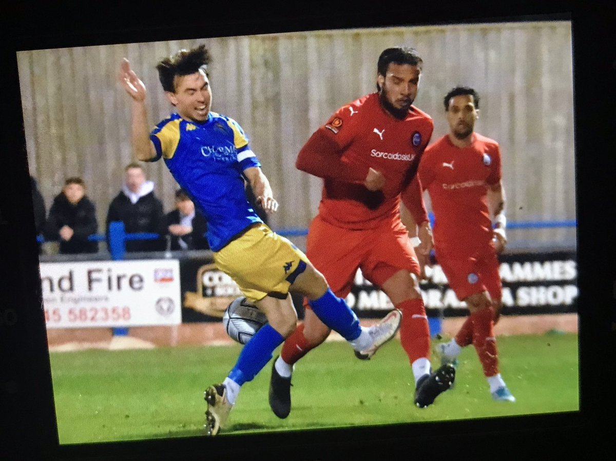 thejakewhiteley's tweet photo. A few more #NikonScreengrabs from @officialKLtown v @bromleyfc ahead of the final, fully-edited highlights hitting the https://t.co/9D5gF38EZG website on Wednesday evening - oh, and huge kudos/thanks to #FriendsOfTheLinnets: I won tonight’s 50/50 Draw!… 😉😀 https://t.co/QzguszqNu0