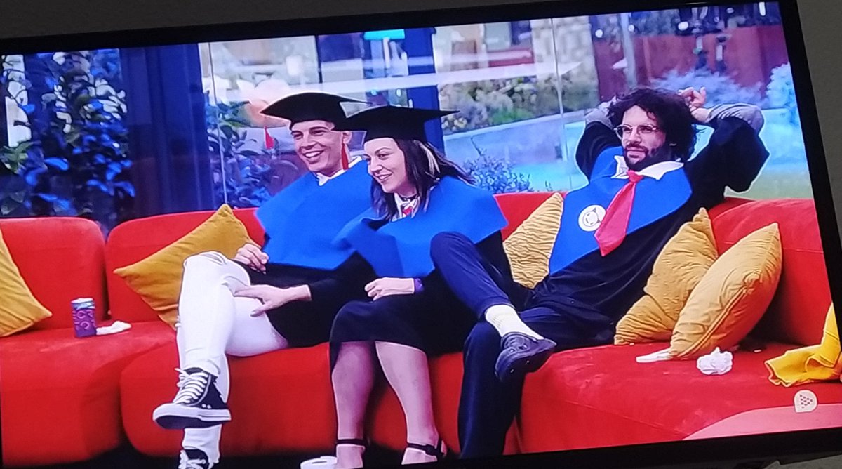 Yo922992's tweet photo. #Secret5A #Secret6a #Rafa6A #Rafa5A #SecretStory #Telecinco El profesor y sus dos alumnos viendo una sesión de videos 🤣 Rafa Ganador Indiscutible!!!! 💚💚💚💚💚💚 https://t.co/OckGRiBnBt