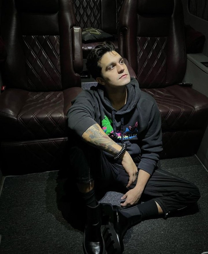 luanbtsverse's tweet photo. luan santana tá no auge da sua beleza e eu posso provar https://t.co/ETMPma9BsV