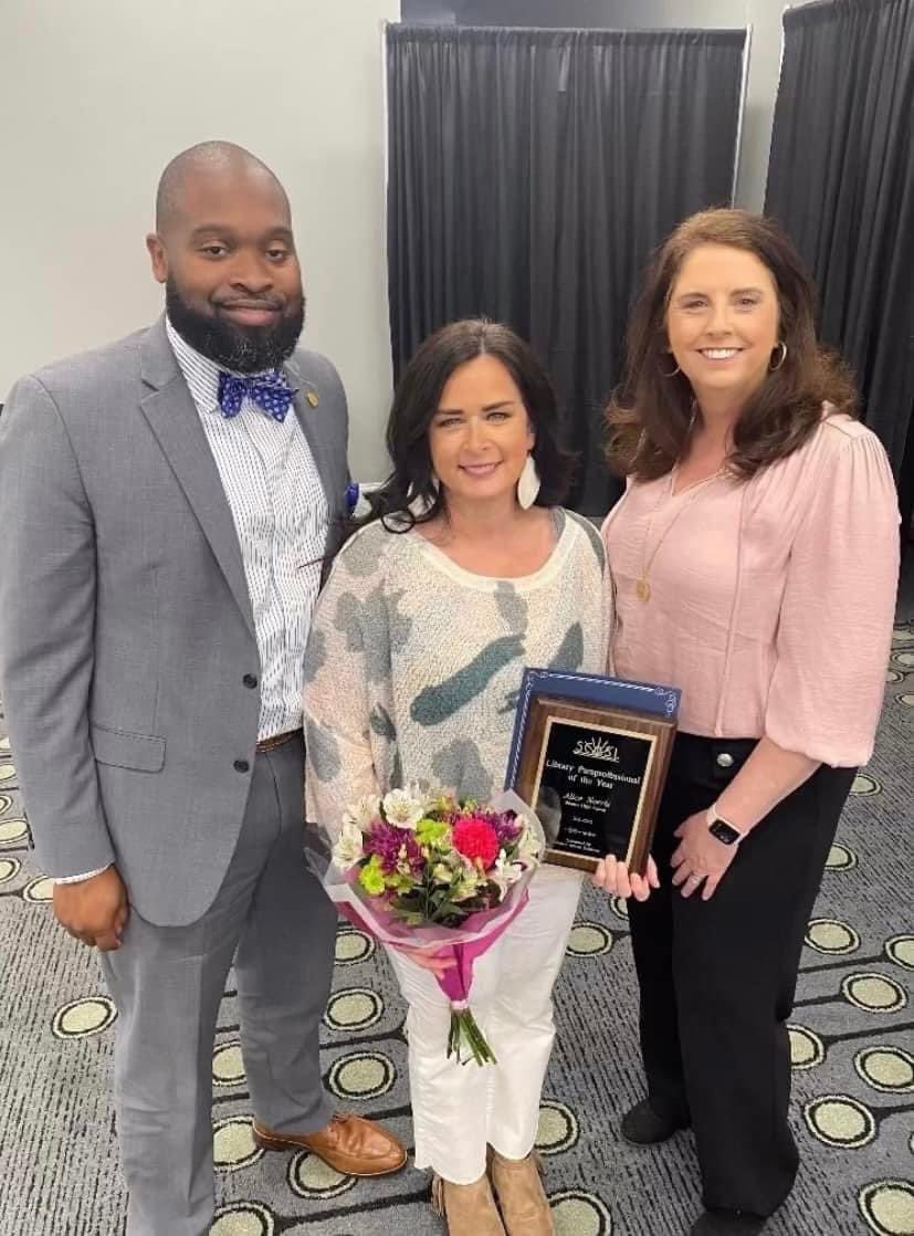 AnamariaSandor3's tweet image. Happy #NationalLibrarianDay to the best! We need @SpeedRonda and @houndchik in our lives! Thank you for everything you do for our students and our staff! 💙💛 @SHS_Principal1 @DrPenK @BrendaHafner @sumtergamecocks @SumterSCSchools #SumterStrong #OurWayForward