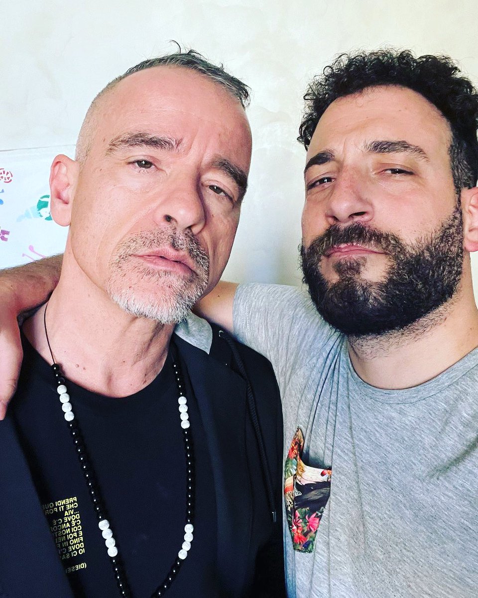 RamazzottiMx's tweet photo. #repost @leonardobocci_
・・・
Andare a Milano, incontrare Eros che a un certo punto mi dice: “Fai un coro di questa canzone anche te, cuffia e microfono, via”.
La vita è una continua sorpresa, ti voglio bene! ❤️ @ramazzotti_eros https://t.co/JseLAXn7Ox