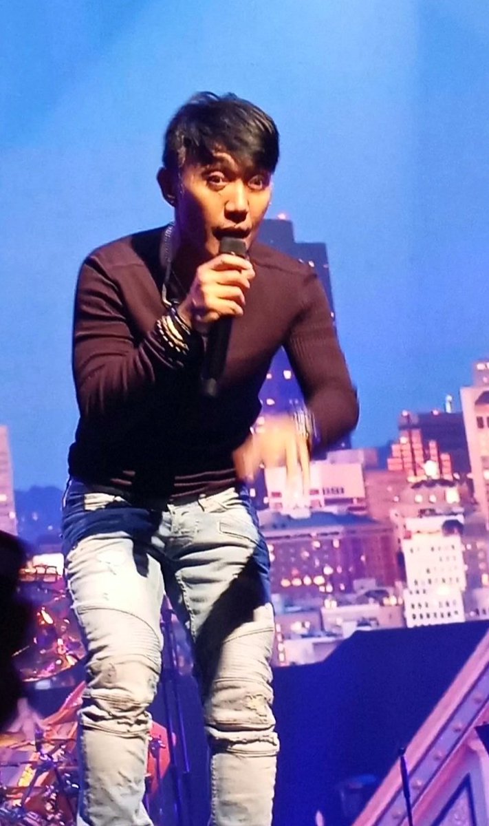 Llama_balls's tweet photo. @arnelpineda @cryptocomarena @Kristakleiner1 Oooh, I love the background lights! I guess when you're up front, you can't take it all in...but I'm SO spoiled and HAVE to be in front...lol.. https://t.co/Jz6IkJIe6K