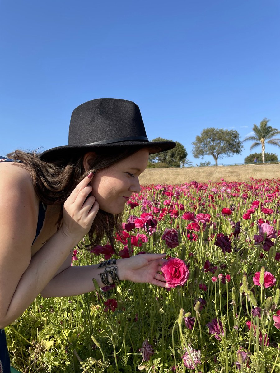 MandaLynn_Berg's tweet photo. @BibRave It’s #Bibchat time! Amanda here in San Diego. My fav spring activity is going to the flower fields! I am going on Saturday! https://t.co/FITs4fhQiA