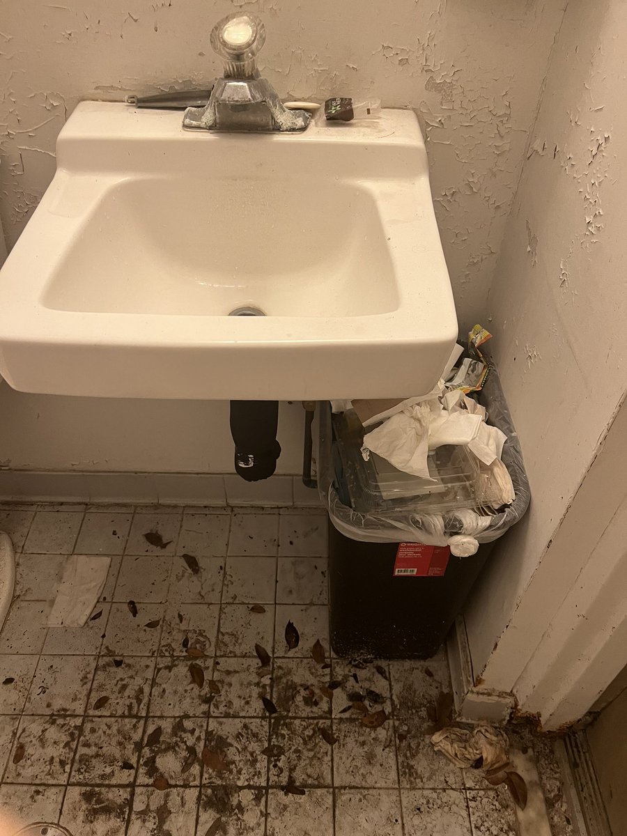 phamousgirls's tweet photo. @PublicStorage I can’t believe this is the you guys have employees who have the bathrooms looking this filthy. I’m removing myself from this nasty place 7480 S Military Trail
Lake Worth, FL 33463 feeling nauseous 🤮🤢 https://t.co/DMI8l86l1w