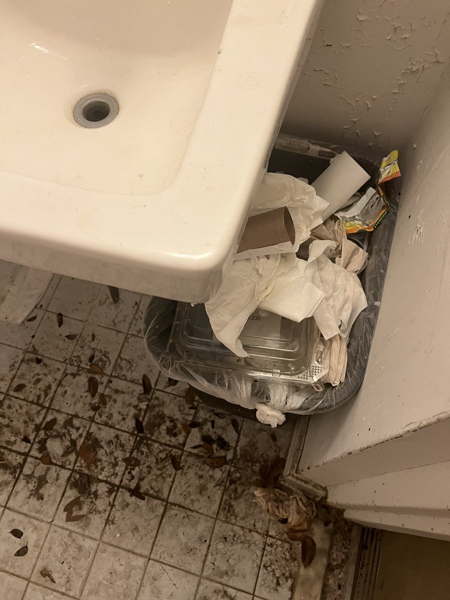 phamousgirls's tweet photo. @PublicStorage I can’t believe this is the you guys have employees who have the bathrooms looking this filthy. I’m removing myself from this nasty place 7480 S Military Trail
Lake Worth, FL 33463 feeling nauseous 🤮🤢 https://t.co/DMI8l86l1w