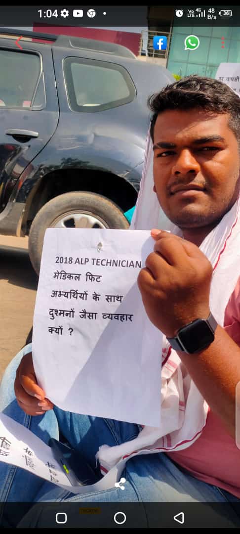 shshtmr1204's tweet photo. Respected Mantri ji ,itni tez chilchilati dhoop mein bhuke pet baith k dharna dena inn sabka dard app nhi samjhoge bas humari galti y ki hume modiji se umeed h bas #ALP_TECH
@AshwiniVaishnaw
@PMOIndia
@narendramodi
@RailMinIndia
@DrmMys
@drmsbc
@drmubl
@GMSWR
@SWRRLY https://t.co/iY5faewsFm