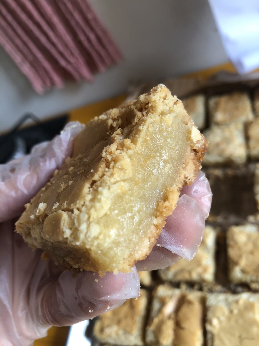 AciolyN's tweet photo. Não é por nada não, mas meus brownies não são desse mundo. 

Sigam A Brownieria (link da outra rede na Bio).

Brownie Blondie (chocolate branco) já disponível no nosso cardápio. https://t.co/dgYN1Do0in