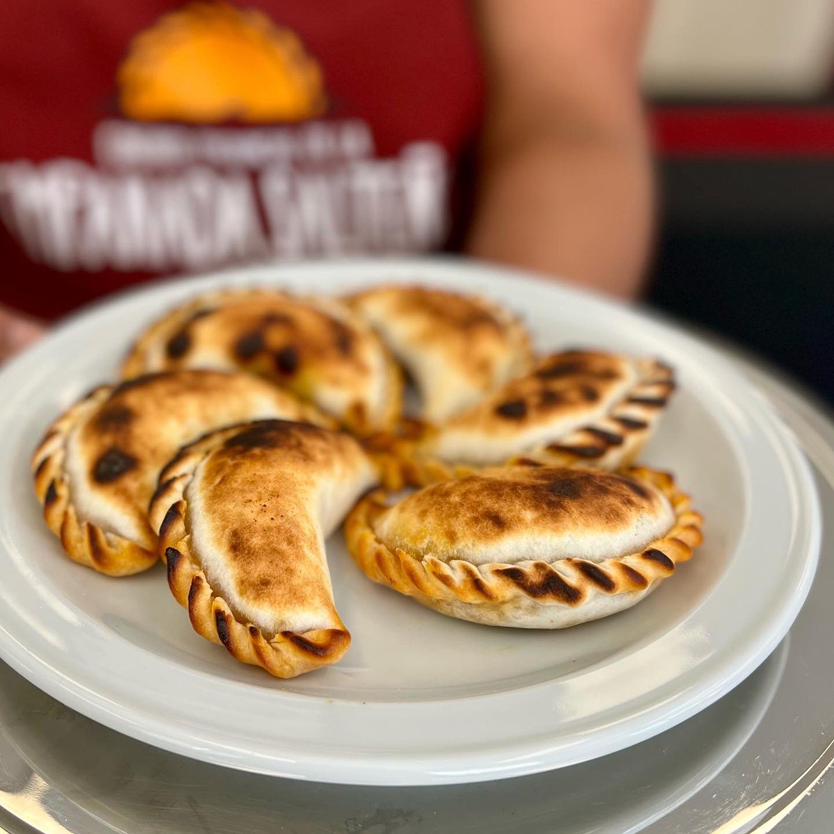 madbloodymary's tweet photo. Suertuda yo. Me tocó ser jurado en el Primer Concurso Provincial de la Empanada Salteña: Gloria del Valle Aguirre, de Chicoana, se llevó el primer premio y se convirtió en Embajadora de Salta. Probé 32 empanadas deliciosas, casi tanto como las historias de sus hacedor@s. https://t.co/9SWCVZgMSD