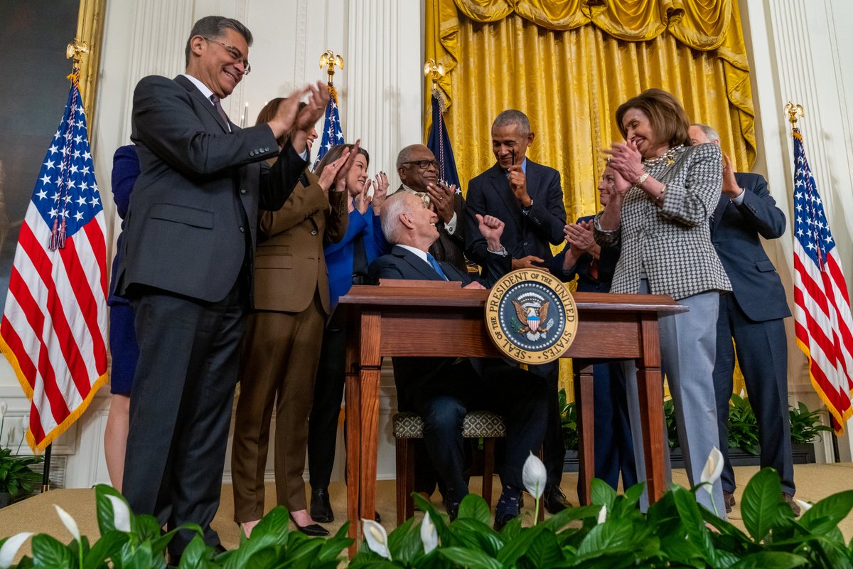 POTUS46Archive's tweet image. Twelve years ago, I had the honor of being gifted one of the pens President Obama used to sign the Affordable Care Act into law. Today, I gifted one to him as we work to strengthen the law and lower health care costs for hardworking Americans.