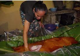 CCV433_huasteca's tweet photo. Zacahuil
Un tamal de gran tamaño; lo cocinan solo en fiestas, el carnaval o para el  Xantolo, este platillo se elabora a base de masa seca, con chile ancho, chile guajillo y de chile pasilla; se rellena con carne de pollo o cerdo.
#gastronomia_tenek
_jgx.pb https://t.co/68iP1IYB7f