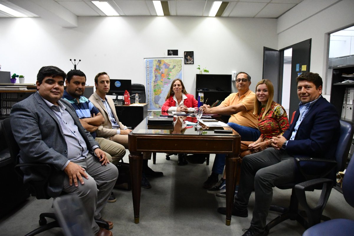 gabiestevezok's tweet photo. Me reuní con intendentes cordobeses y con las autoridades del programa Casa Común de @AmbienteNacion para seguir gestionando proyectos de desarrollo productivo integral y sostenible en nuestra Provincia. https://t.co/leyD6qoTlQ