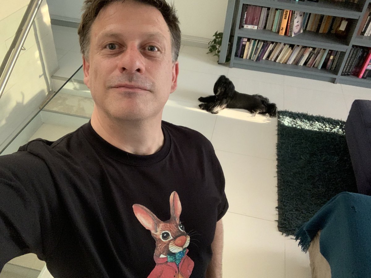 ferbelaunzaran's tweet photo. Ya tengo al conejo Max acompañándome gracias a la megachingona pintora @Vivianolala y a @BrandingLabMX.

Hay un montón de productos con pinturas originales, cuya venta es para la mejor de las causas:

Comprar quimios para los niños con cáncer (@ConCausaMX). https://t.co/9zu2TSHRAE