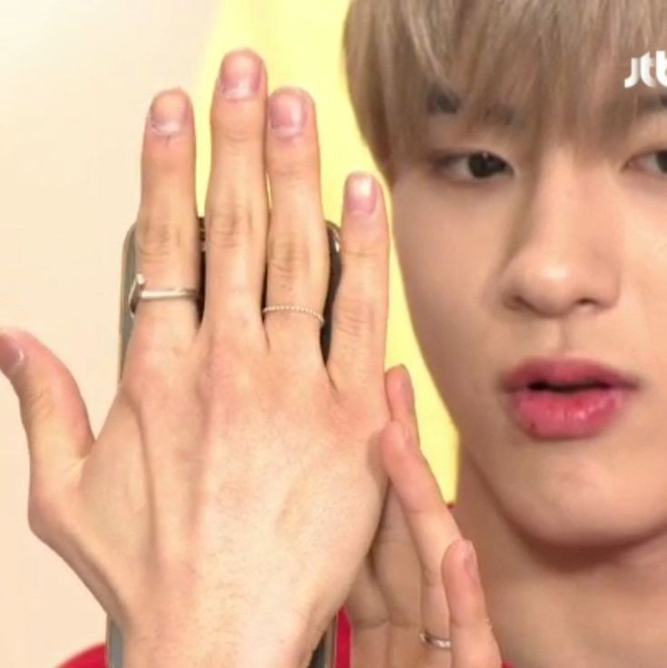 SOHNS0URCE's tweet photo. today we appreciate eric's ✨hands✨ https://t.co/tsZtZfxPvq