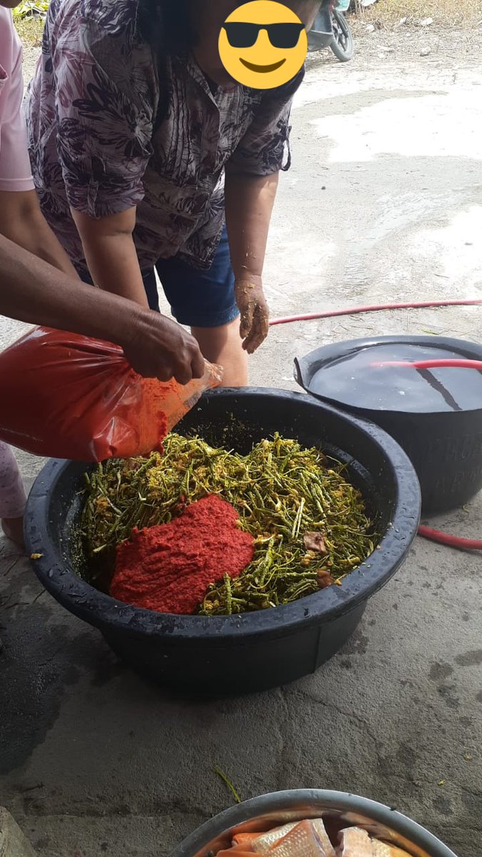 tobingjo's tweet photo. Sepupu gue cewek nikahan di kampung, rasanya pengen ikut di sana. Kalo kawinan di kampung tuh seru, rame banget. Ini kemarin mereka lagi mau masak ikan mas arsik 30kg buat diserahkan ke pihak laki2. Ikan masnya boleh ngambil di kolam sendiri wkwk https://t.co/ZPdYBOyqG1