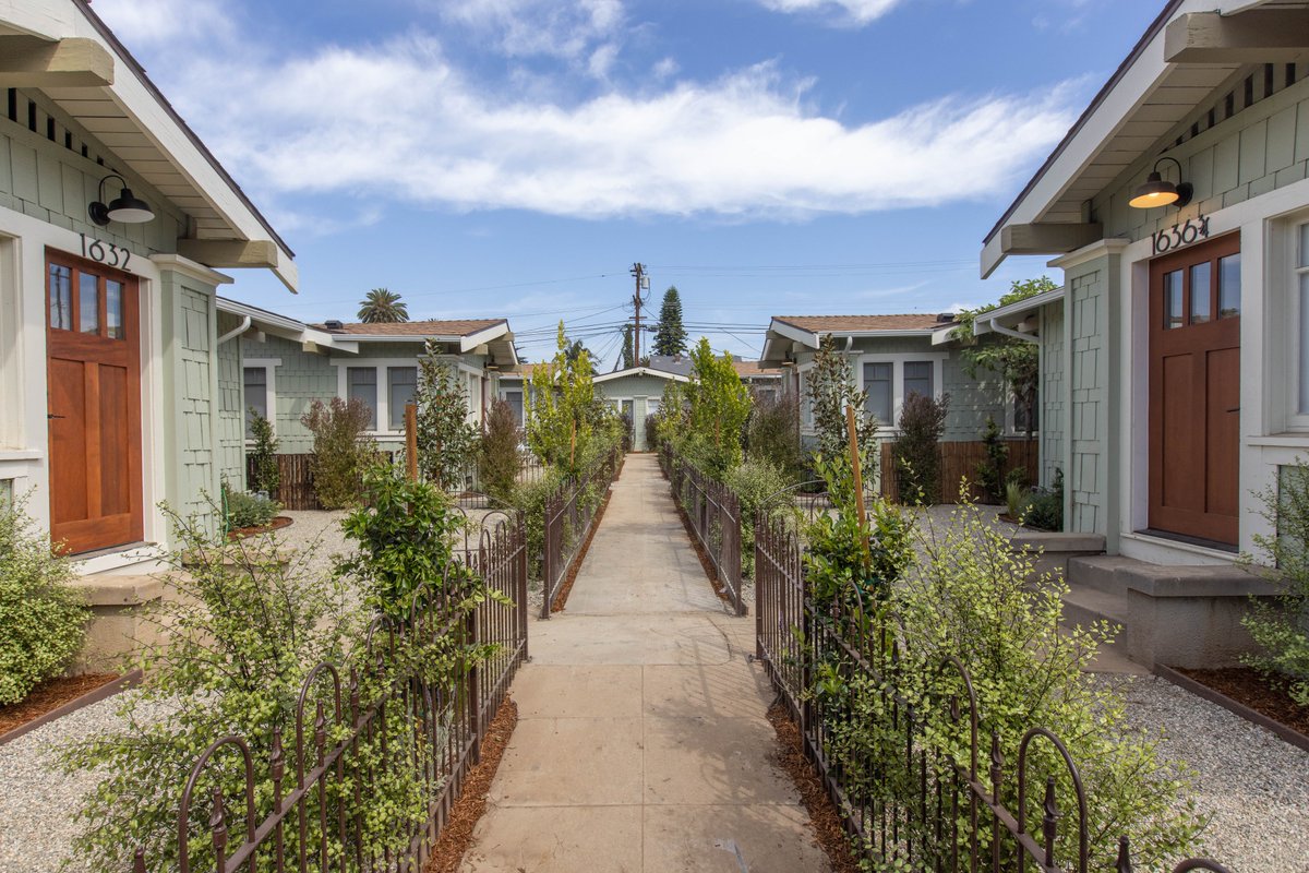 moseskagan's tweet image. Pics of a bungalow court we just finished renovating.

Took way too long &amp;amp; cost way too much (in fact, it's one of the projects that pushed us out of value-add).

But, man, did it turn out well. 

Let's see how it rents.