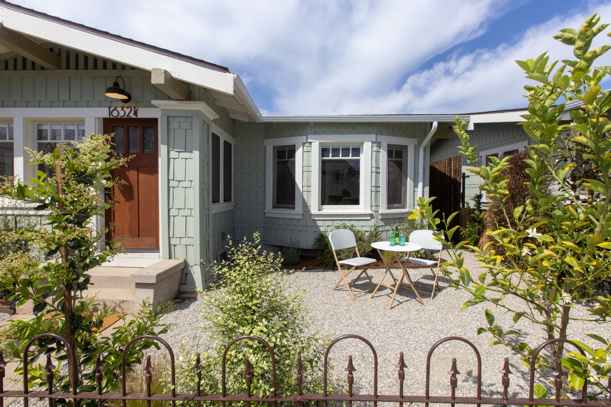 moseskagan's tweet image. Pics of a bungalow court we just finished renovating.

Took way too long &amp;amp; cost way too much (in fact, it's one of the projects that pushed us out of value-add).

But, man, did it turn out well. 

Let's see how it rents.