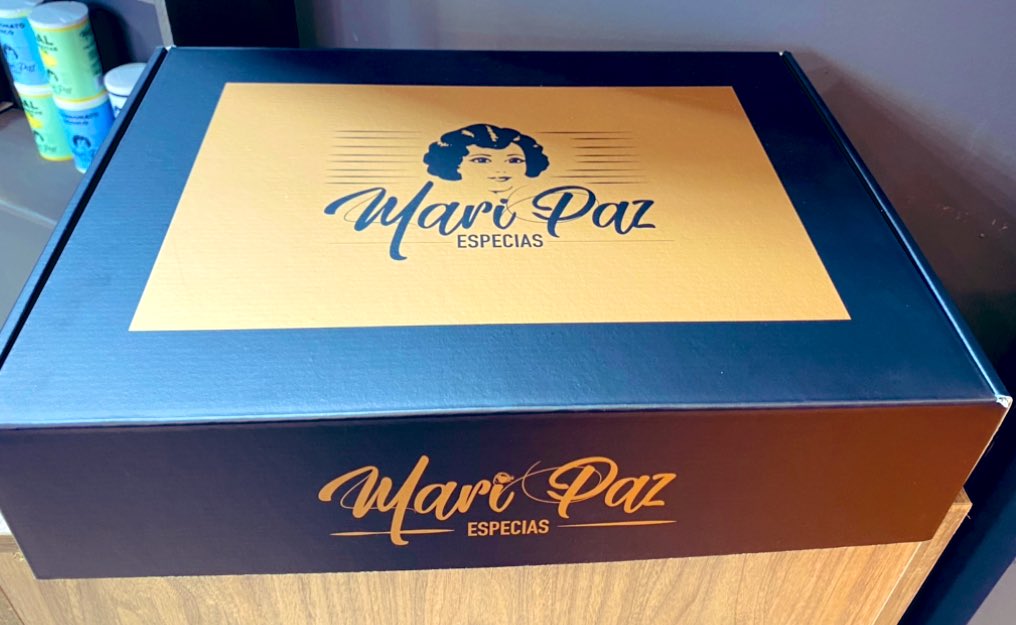MariPazEspecias's tweet photo. Os presentamos nuestras nuevas cajas regalo, se han quedado súper bonitas, no?
Ideales para un detalle original, divertido y muy sabroson 😋😎
@AlimentariaBCN @Fira_Barcelona @Hostelcobcn  #Alimentaria2022 #alimentación #especias #pimenton #elsaberdasabor #desde1939 #Murcia https://t.co/EwN5RWrTHT