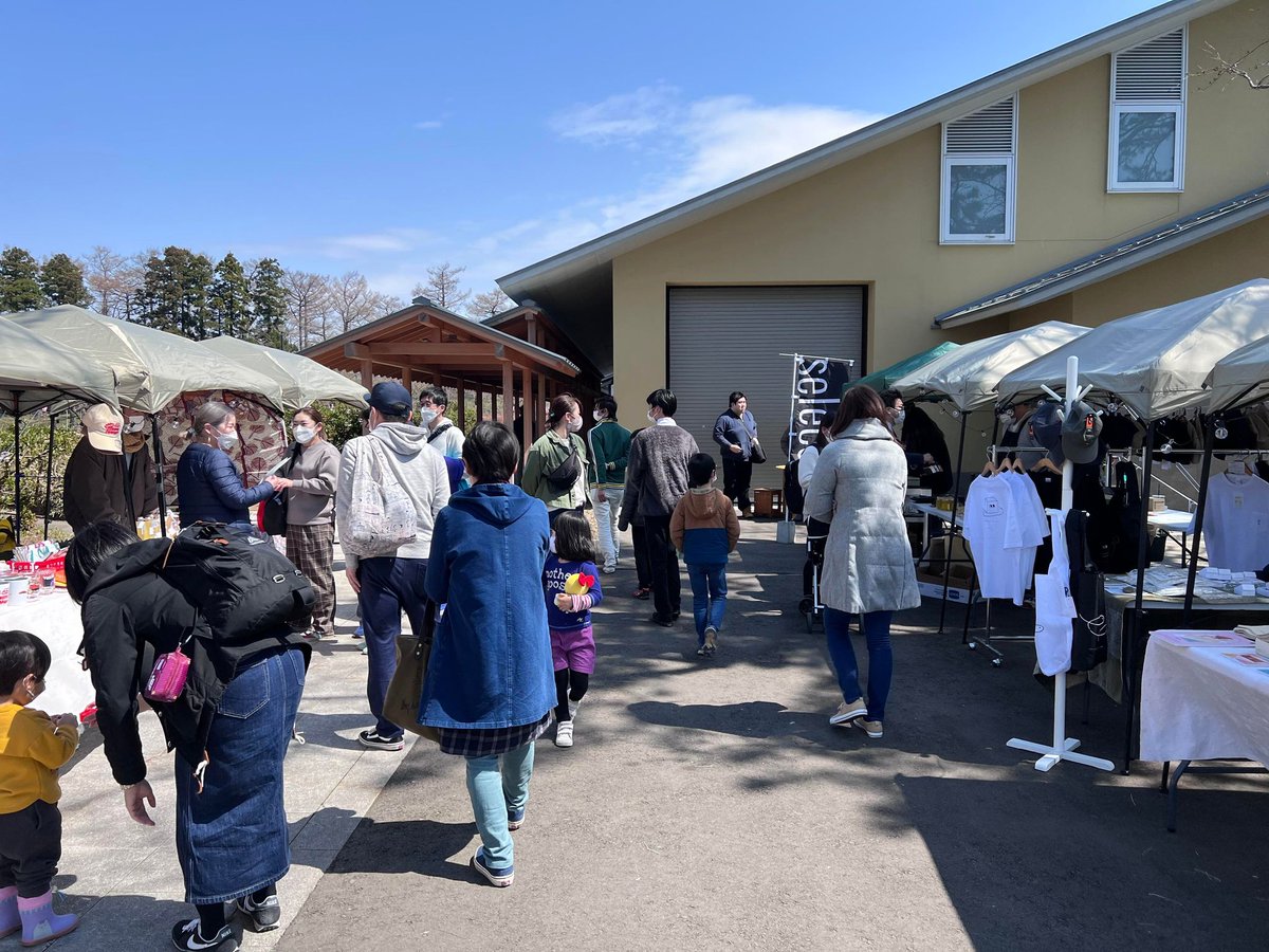 Yozakura_joetsu's tweet photo. 高田公園の桜もようやく咲き始めたみたいです🌸
今週も土日２日間「Yozakura Weekend Market」開催してます！
日曜日はブルーインパルスも来るみたいで盛り上がりそうですね～！ぜひおでかけください！
https://t.co/OvsBkL6HP7 https://t.co/89J0HOJ1GI