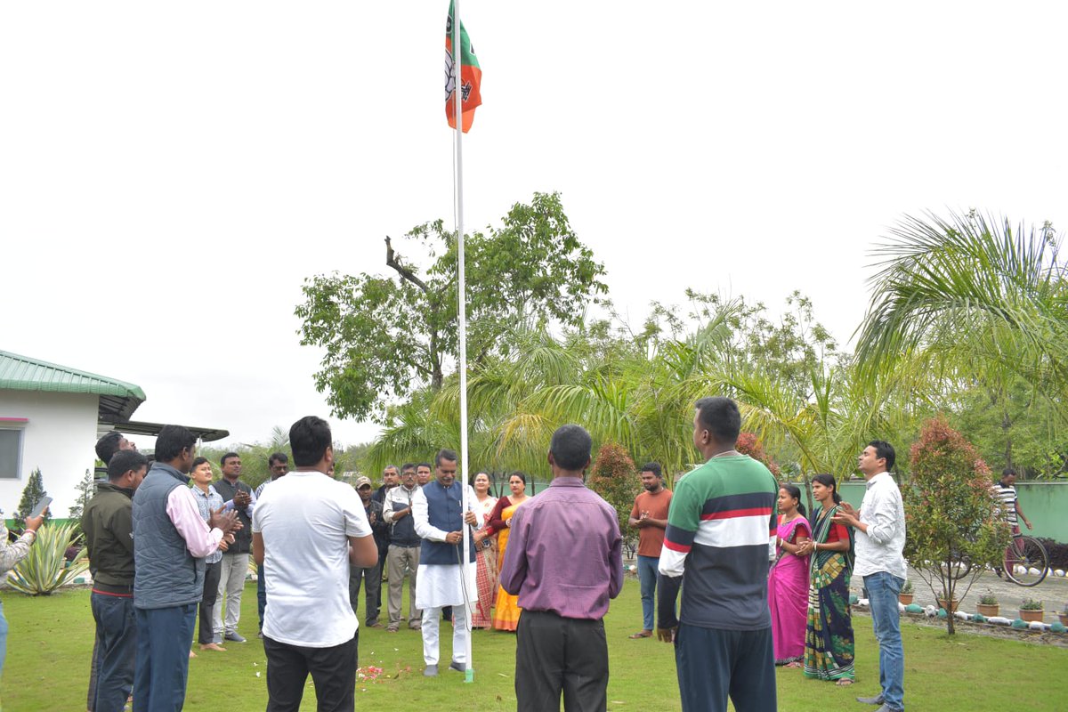 TheAshokSinghal's tweet photo. ভাৰতীয় জনতা পাৰ্টিৰ ৪২ সংখ্যক প্ৰতিস্থা দি‍ৱসৰ পবিত্ৰ ক্ষণত আজি ঢেকিয়াজুলিৰ বিধায়ক সেৱা কেন্দ্ৰত আজি দলৰ পতাকা উত্তোলন কৰোঁ লগতে প্ৰতিখন কাৰ্যকৰ্তালৈ যাচিলোঁ মোৰ আন্তৰিক শুভেচ্ছা।

@BJP4Assam
@BJP4India https://t.co/TFJSjFHo7J