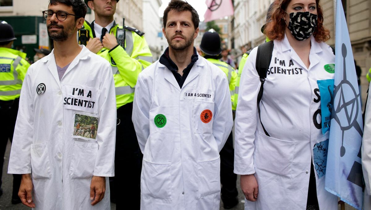 franceinter's tweet photo. #ScientistRebellion - Alors que le GIEC sonne encore l'alarme, certains scientifiques, voyant que les rapports ne suffisent pas pour inverser la tendance, s'engagent dans la désobéissance civile. 
➡️ Explications avec @camcrosnier : https://t.co/ytmL1LL5km https://t.co/U6gNeoLLYQ