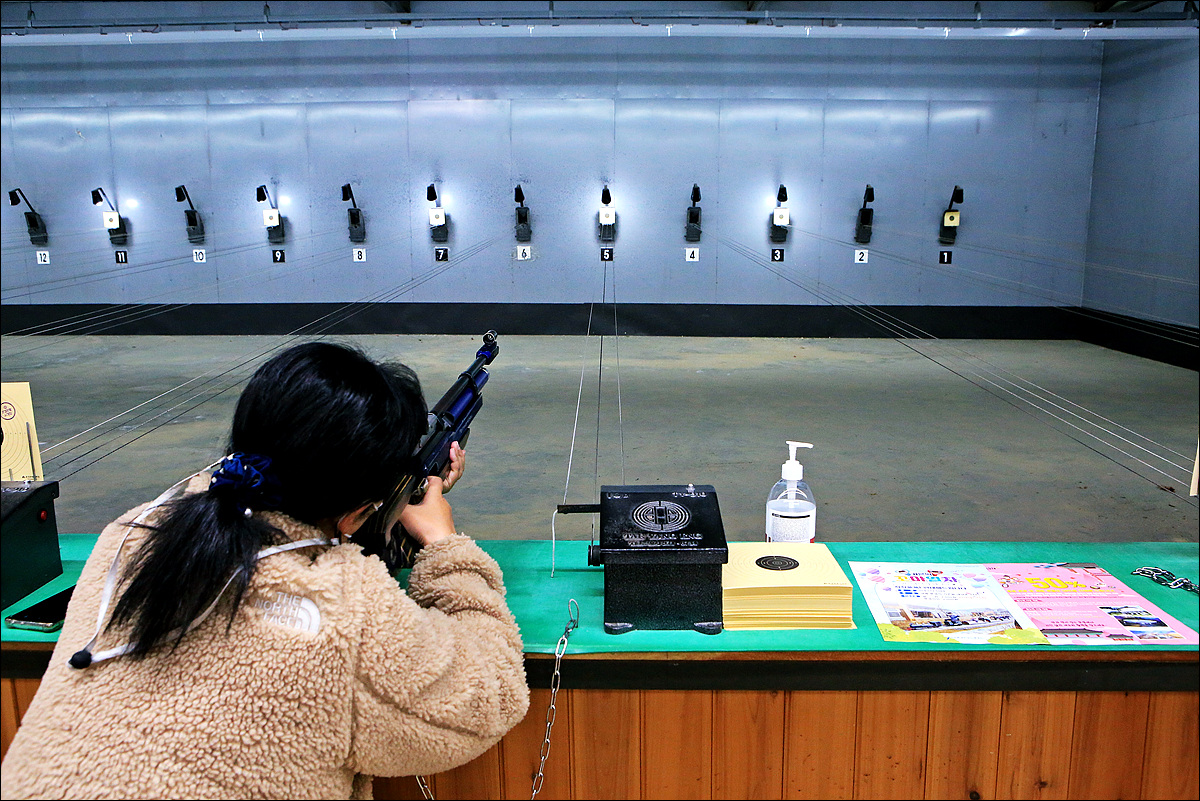 gumksl's tweet photo. #문경관광사격장

문경 여행중 문경관광사격장에 들려 공기소총 사격 체험을 했어요. 10발에 4,000원,
초보자라도 사격을 할 수 있도록 안전요원이 친절하게 알려주네요.
#문경가볼만한곳 
#문경여행
#문경사격장
#문경관광사격장체험
#공기소청사격
#클레이사격 https://t.co/5VIQtH17LT