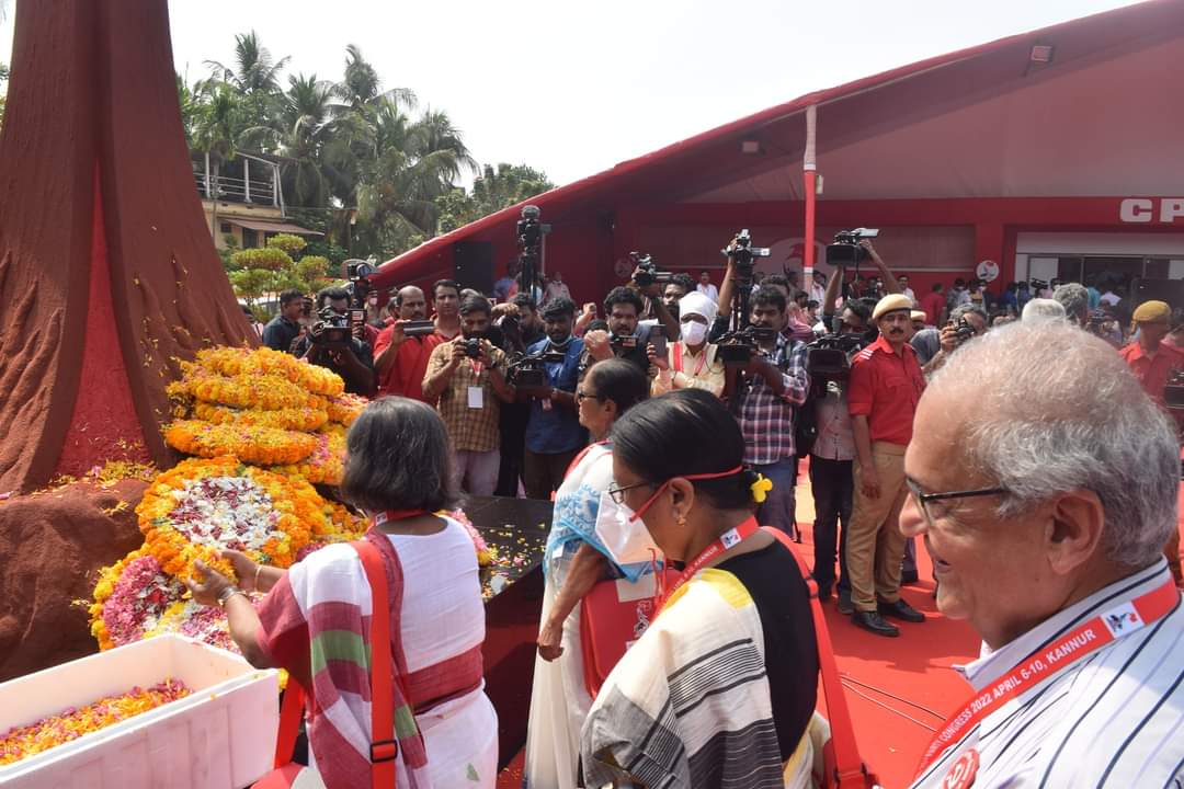 शहीदों को श्रद्धांजलि! 
सीपीआई(एम) 23वीं पार्टी कांग्रेस का उद्घाटन सत्र।
#OnwardsCPIM