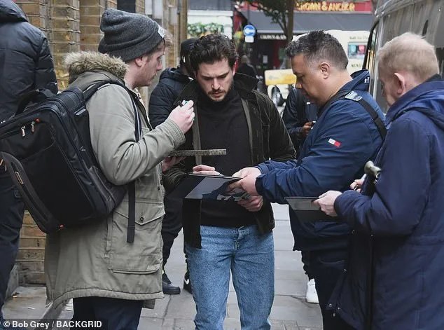 🆕️ Kit Harington with fans outside the Donmar Warehouse