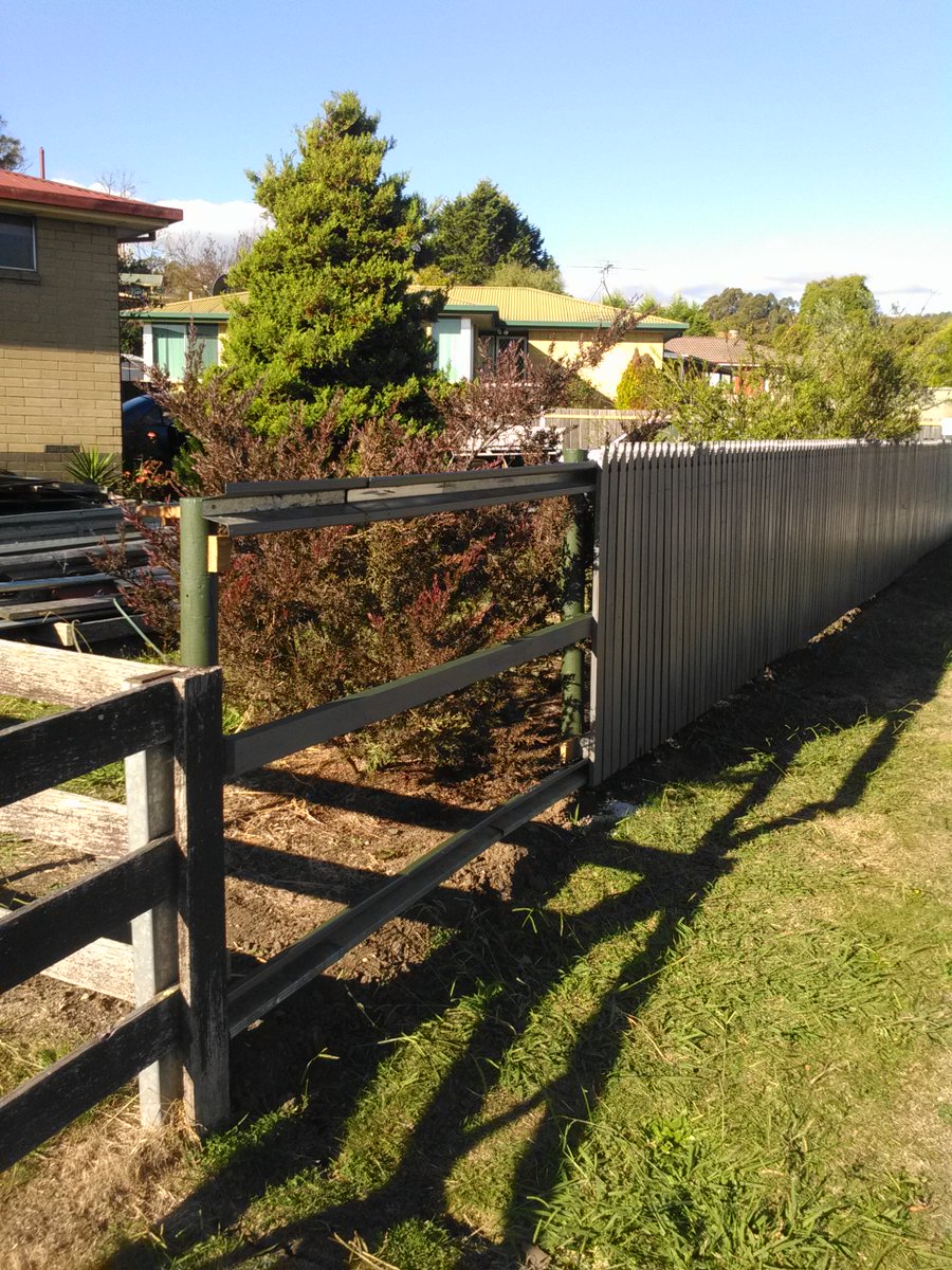 ShelldoHanson's tweet photo. down to just 2 metres left to build , all painted both sides , materials turned up at hardware store to finish today and hang the other gate when hinges arrive from mainland , fence nearly done, then start on the side one , think noah built the ark quicker though, #buildafence https://t.co/IScdJKItA4