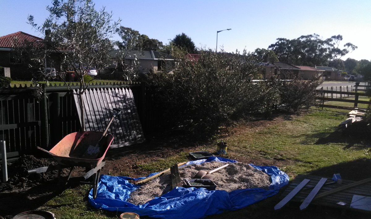 ShelldoHanson's tweet photo. down to just 2 metres left to build , all painted both sides , materials turned up at hardware store to finish today and hang the other gate when hinges arrive from mainland , fence nearly done, then start on the side one , think noah built the ark quicker though, #buildafence https://t.co/IScdJKItA4