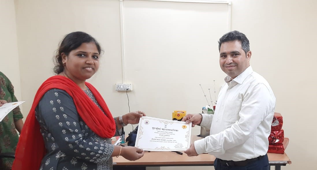SHAREINDIA86's tweet photo. SHARE INDIA’s Project Coordinator of LTBI Mumbai project,Ms.Smita Waghmare,received a token of appreciation on the occasion of #WTBD from the Dist. TB Officer(DTO) &amp; Medical Officer, Dist. TB center(MO-DTC) of Andheri-East district for her selfless contribution to the TB program. https://t.co/npuU5XlT1G