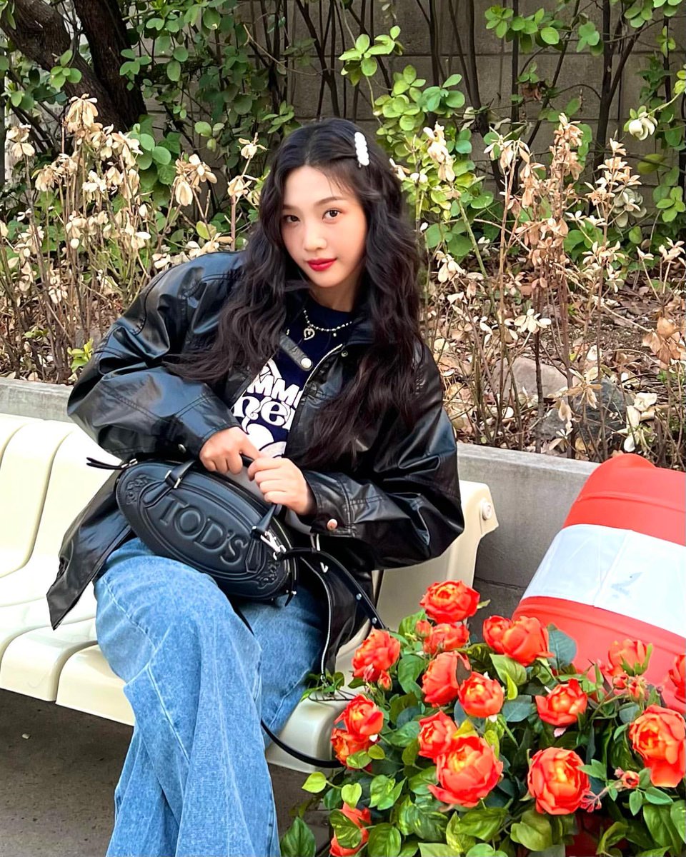 jfuoy's tweet photo. Wavy hair combined with white hairpin also black leather jacket and shirt matches with the shoes and a beautiful hand bag by TODS. Theme for today : Casual black &amp; denim. Trying to have a look like Japan's girl, Joy is joining the trend doing Gyaru peace.✌🏻 https://t.co/FeKfLBmqAo