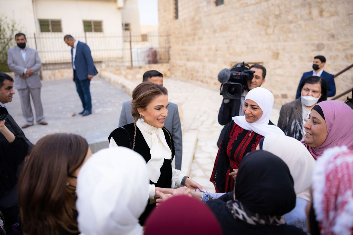 arabnews's tweet photo. #Jordan's Queen Rania joins unsung heroes in #AlKarak for iftar https://t.co/dXnGVqRyTf https://t.co/fhALZTHXaR