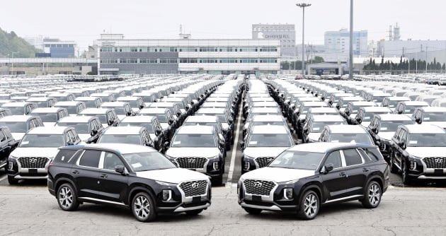 LamikaJoel's tweet photo. I denounce the government's hypocrisy in the face of the #climatecrisis. The DRC is committed to polluting the environment and for this, the state has purchased more than 500 gasoline vehicles for parliamentarians. However, a gasoline vehicle produces more CO2/km.#ClimateEmergenc https://t.co/GDfobSZtX1