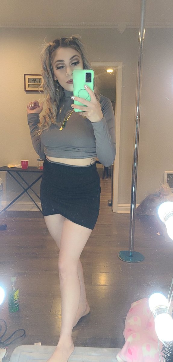 yoyagg23's tweet photo. Where the paypigs at ? Dm me https://t.co/DHTuvO2vj6
