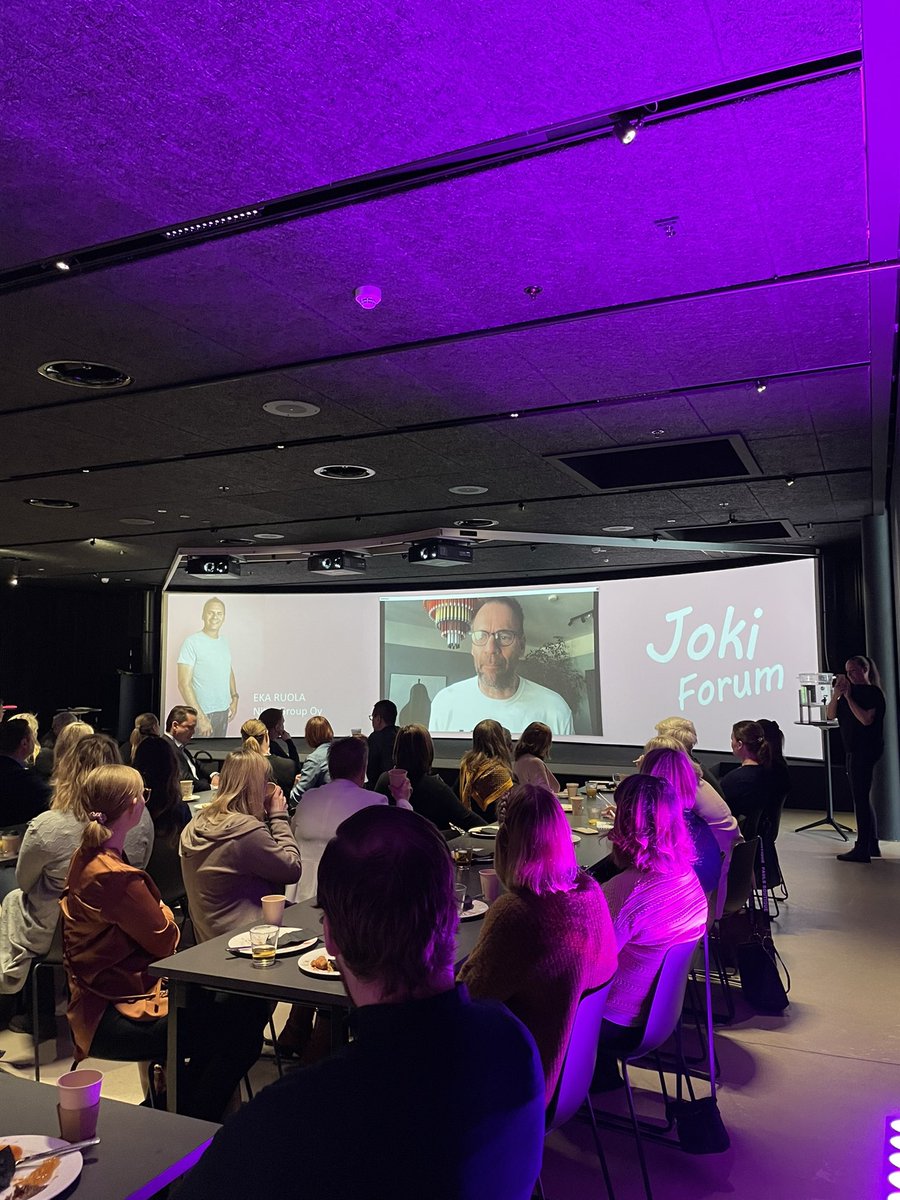 Joki Forum -tilaisuus alkaa! Cave -teatteri on täynnä kuulijoita ja lavalla virtuaalisesti Eka Ruola. Puheenvuorossa esitellään uusi malli aikaisemman Markkinoinnin 4 P:tä -teorian tueksi, jotta brändien markkinointi olisi luovempaa ja asiakaskeskeisempää. <a href="/Ekapekka/">Eka Ruola</a> #jokiforum