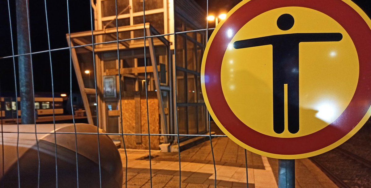 bahnfueralle's tweet image. Aufzug defekt – Nein, Doch, Ohhh!!! - Einmal Berlin-Sylt bitte – Ein Reisebericht mit Bildern samt Mängel- und Forderungsliste. Hier lesen: barrierefreiebahn.de/aufzug-defekt-… #EntschaedigungBeiBarriere @refundrebel_EU