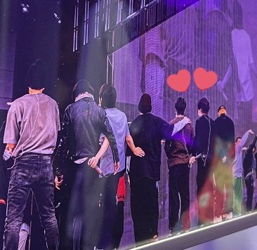 YoliFilter's tweet photo. 📸📸
Dentro de las fotos que se están exibiendo de BTS POP UP en LV. está la de mi jikook hermoso.
Lo siento pero cada detalle de ellos lo expongo🥰

#jikook #kookmin https://t.co/g9VaLgSzIu