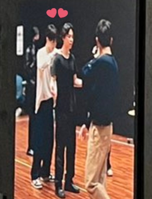 YoliFilter's tweet photo. 📸📸
Dentro de las fotos que se están exibiendo de BTS POP UP en LV. está la de mi jikook hermoso.
Lo siento pero cada detalle de ellos lo expongo🥰

#jikook #kookmin https://t.co/g9VaLgSzIu