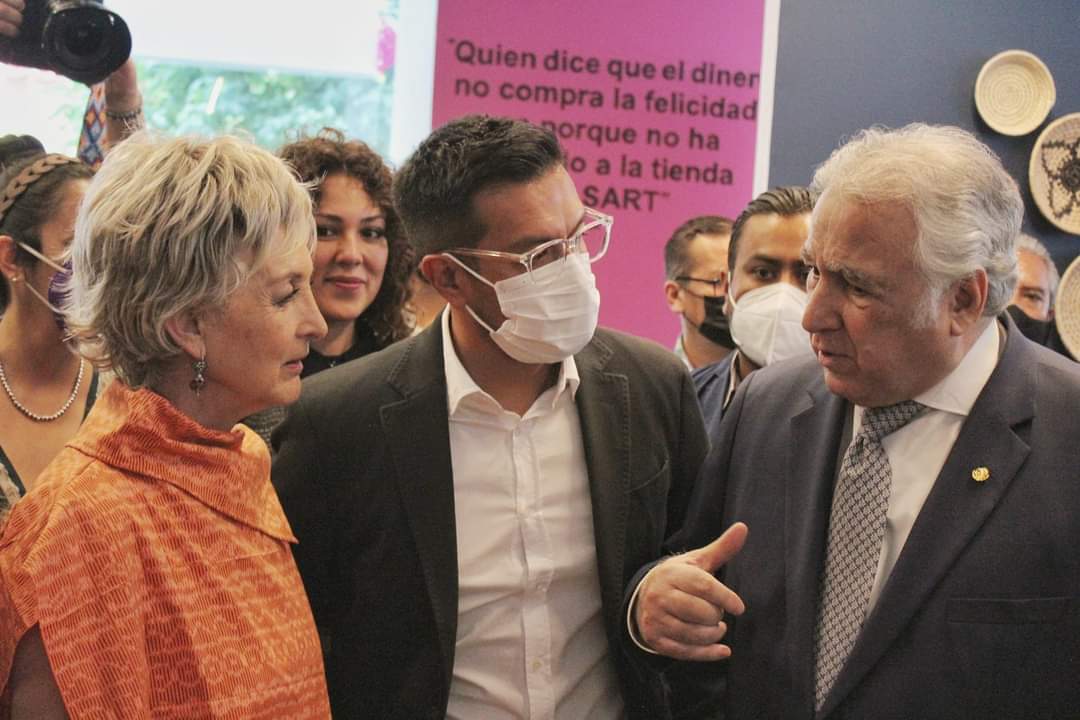 Rayon_AlMundo's tweet photo. ¡Vamos a llevar a #Rayón al mundo!

Nos alegra estar presentes en #PuntoMéxico, dónde se reconoce y enaltece a las artesanías, la cultura y el turismo de nuestro país.

Gracias a la Secretaría de Turismo de México y a Carolina Charbel por ayudarnos a llevar a Rayón a lo más alto https://t.co/1pvUZTzLuk