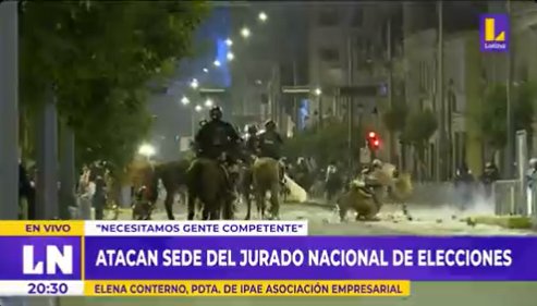lalalaly_ctmre's tweet photo. Estamos en todo nuestro derecho de salir a protestar pero nada justifica dañar espacios e instituciones públicas, eso es vandalismo en todo su esplendor. Y totalmente innecesario usar animales para "controlar" la marcha. #ULTIMOMINUTO #Marcha5Abril https://t.co/dLxqs8D9Ef