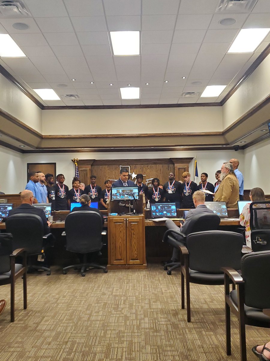 Congrats to <a href="/HirschiMBBall/">Hirschi Basketball</a> on being honored by the Wichita Falls mayor for their accomplishments this season at the city council meeting.  Got the whole city behind the Huskies!