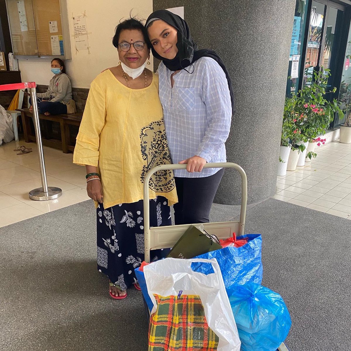 mudabktbintang's tweet photo. We distributed 45 food packs yesterday for buka puasa to the residents of Hang Tuah Flats, Pudu, which was donated to us by a very sweet lady we know who lives in Brickfields, Saraswathy. 

We are forever indebted to our generous donors 💜 https://t.co/j0csuiOTRV