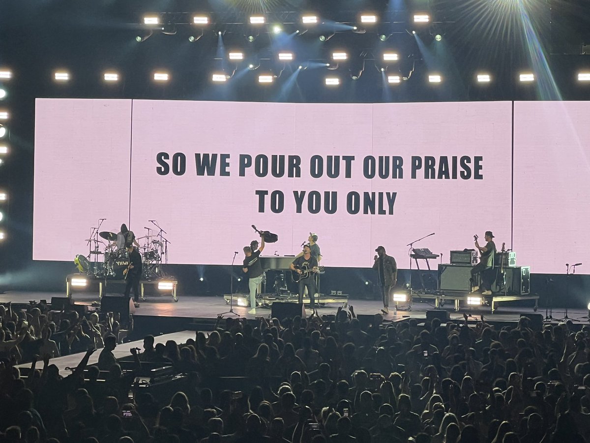 LBlevins121's tweet photo. .@christomlin in #SanAntonio … what a great night of song, praise and worship. #TomlinUnited https://t.co/haKoPZTEBh
