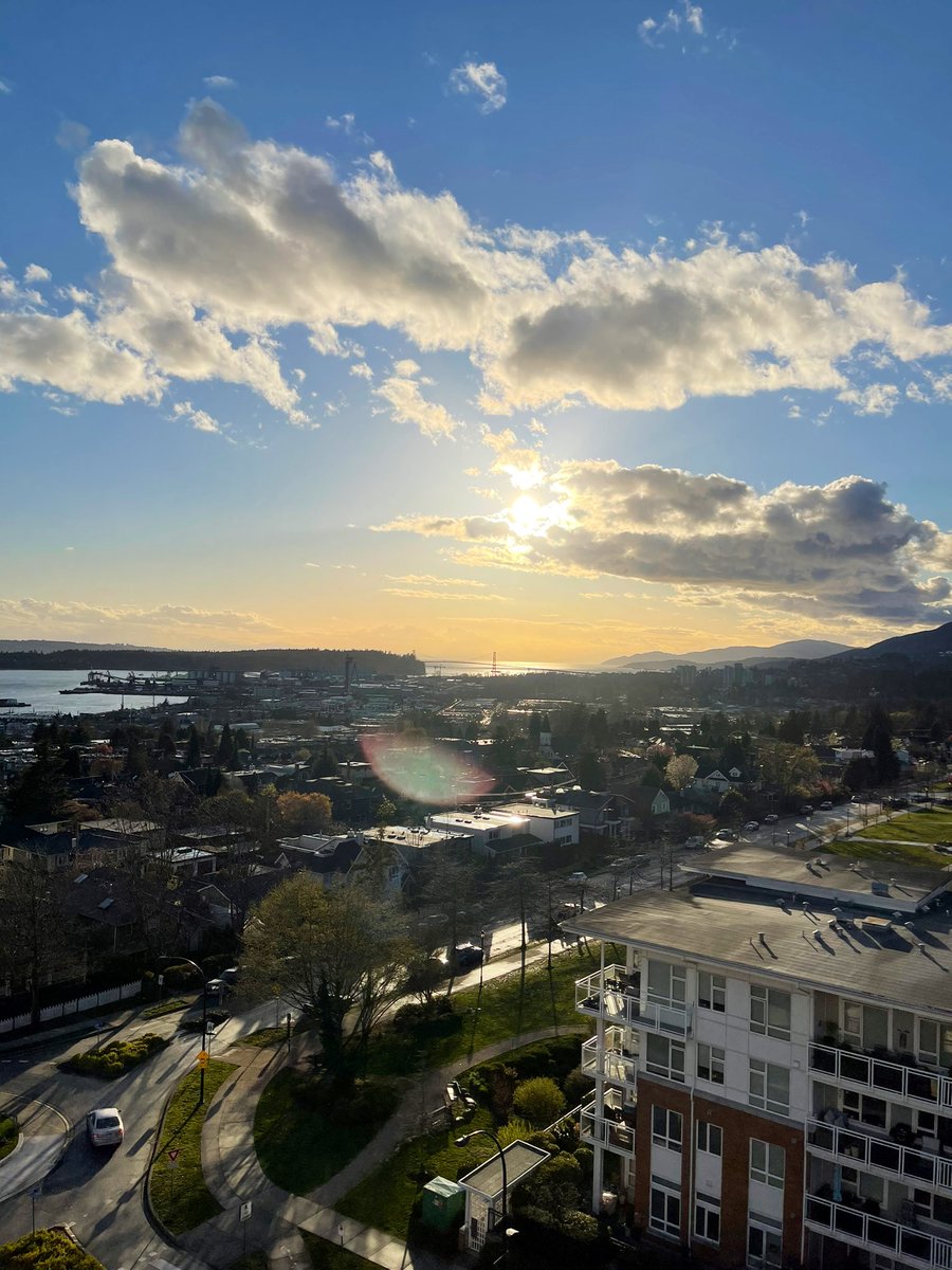 NehiyawSpirit's tweet photo. So chilly on the deck - but so much sun and one massive rain cloud.
#pisim #NorthVancouver https://t.co/WDIkGPAQgQ