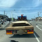 鉄板を荷台に積んでいるトラック。全く固定されていない鉄板が危ない!