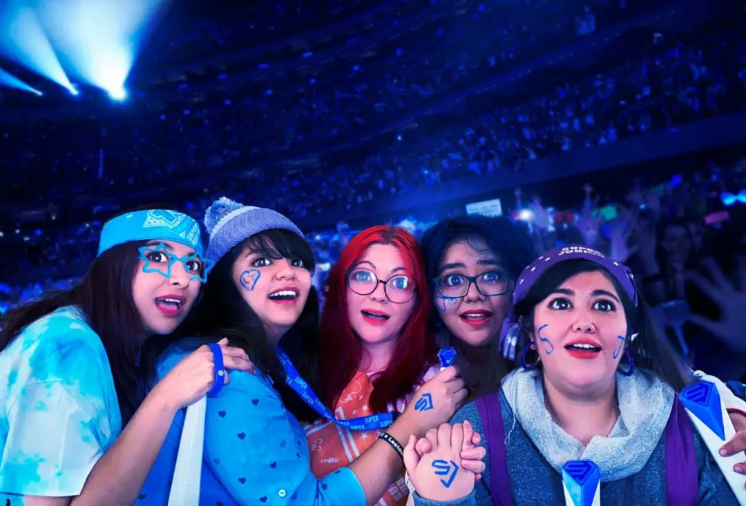 CherLilith's tweet photo. Ocuparé este #ELFSelcaDay para decirles que mi amor por #SuperJunior hizo que conociera a unas increíbles personas que me han dado increíbles momentos. Recreamos esta escena de #TurningRed como algo que si vivimos juntas hace unos años en un Super Camp💙

#슈파주니어 #BFF #Selca https://t.co/91YuGYTkzZ